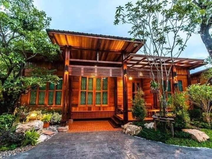 Areeya Phubeach Wooden House Chalet