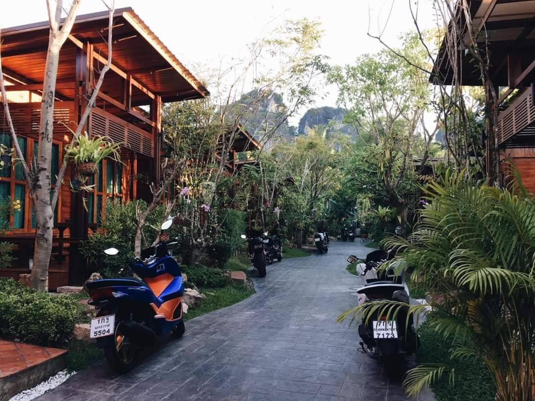Areeya Phubeach Wooden House *