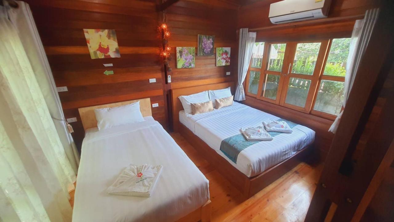 Areeya Phubeach Wooden House Ban Chong Phli