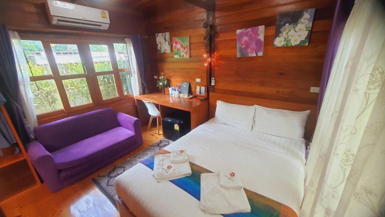 Chalet Areeya Phubeach Wooden House *