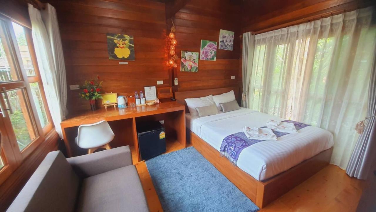 Chalet Areeya Phubeach Wooden House *