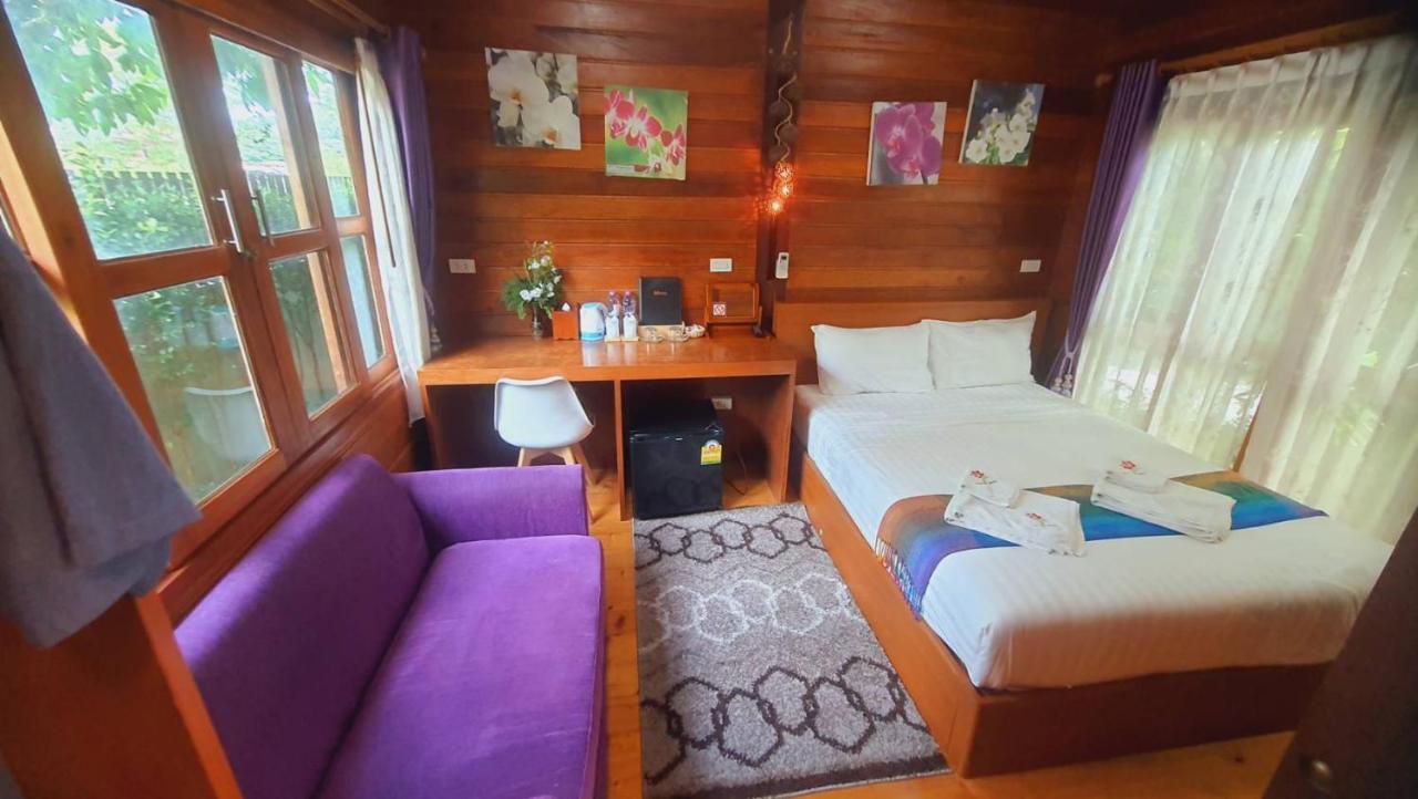Areeya Phubeach Wooden House Chalet