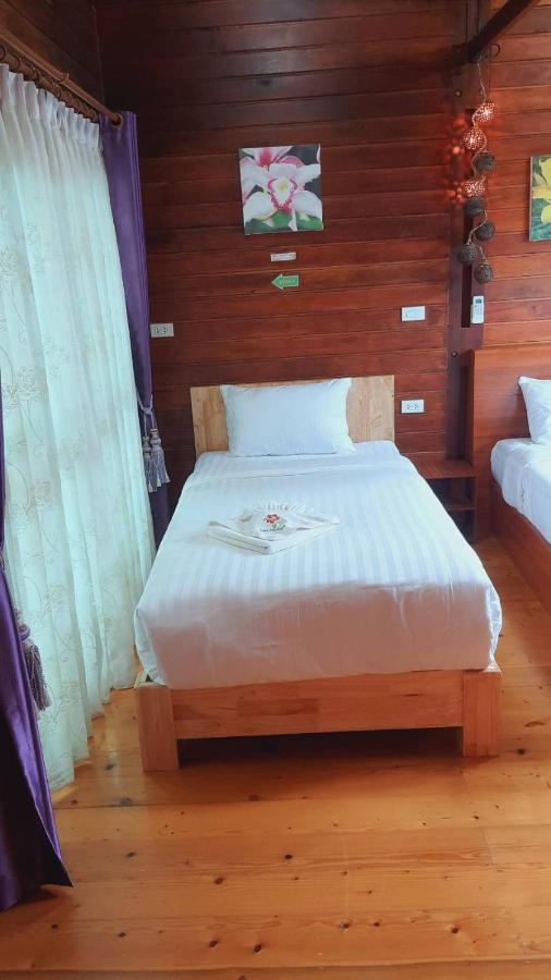 Areeya Phubeach Wooden House Ban Chong Phli
